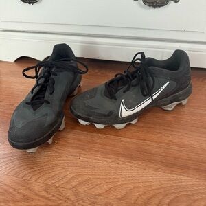 Nike Men’s Size 9.5 Black Cleats